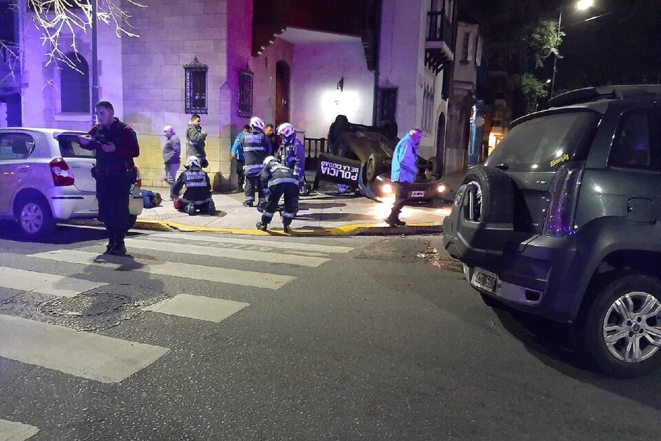 Un patrullero volcó en la vereda tras chocar con un auto en Belgrano. Foto: Policía de la Ciudad