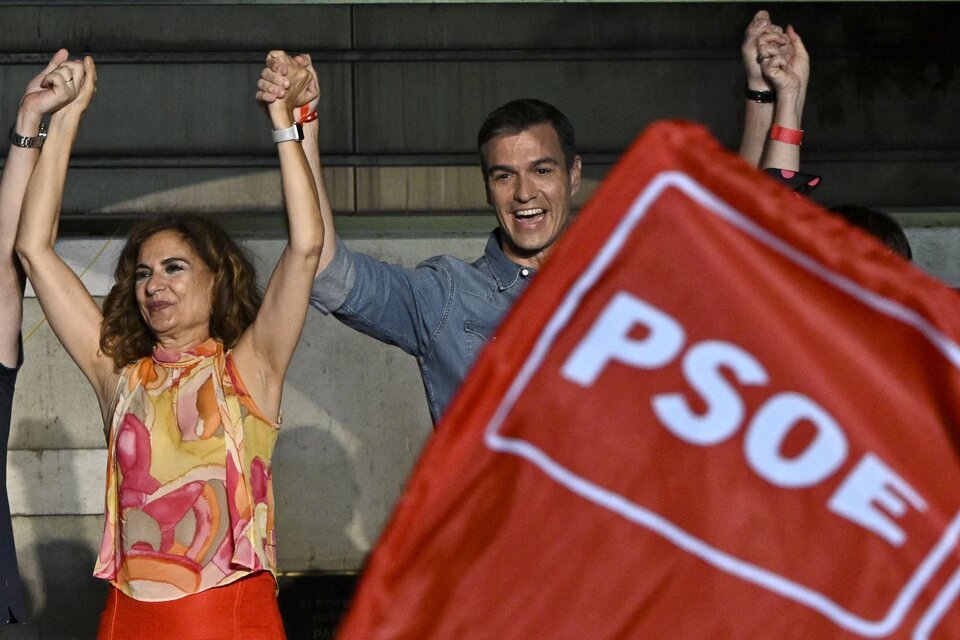 El líder del PSOE Pedro Sánchez festeja los resultados. (Fuente: AFP)