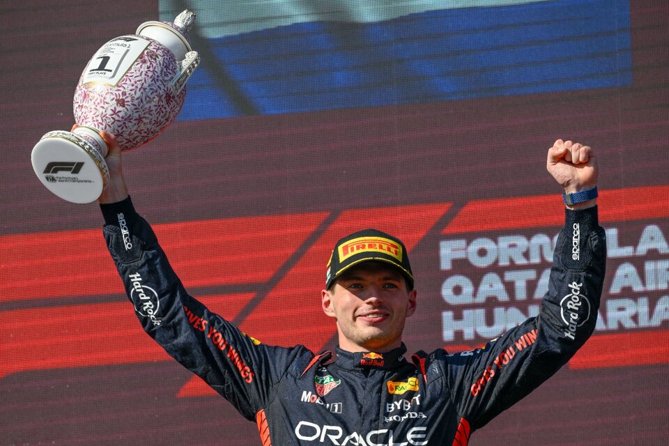 Verstappen celebra nuevamente en el podio (Fuente: EFE)