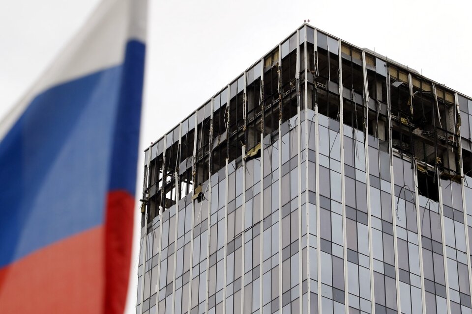 En Moscú, un edificio se dañado por un ataque con drone.  