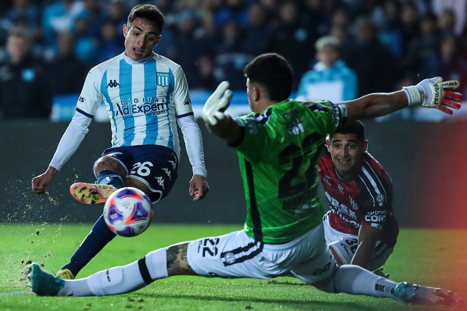El pibe Agustín Ojeda ya sacó el tiro del 2-0 ante el achique de Mansilla, mientras a José Gómez sólo le queda rezar (Fuente: Fotobaires)