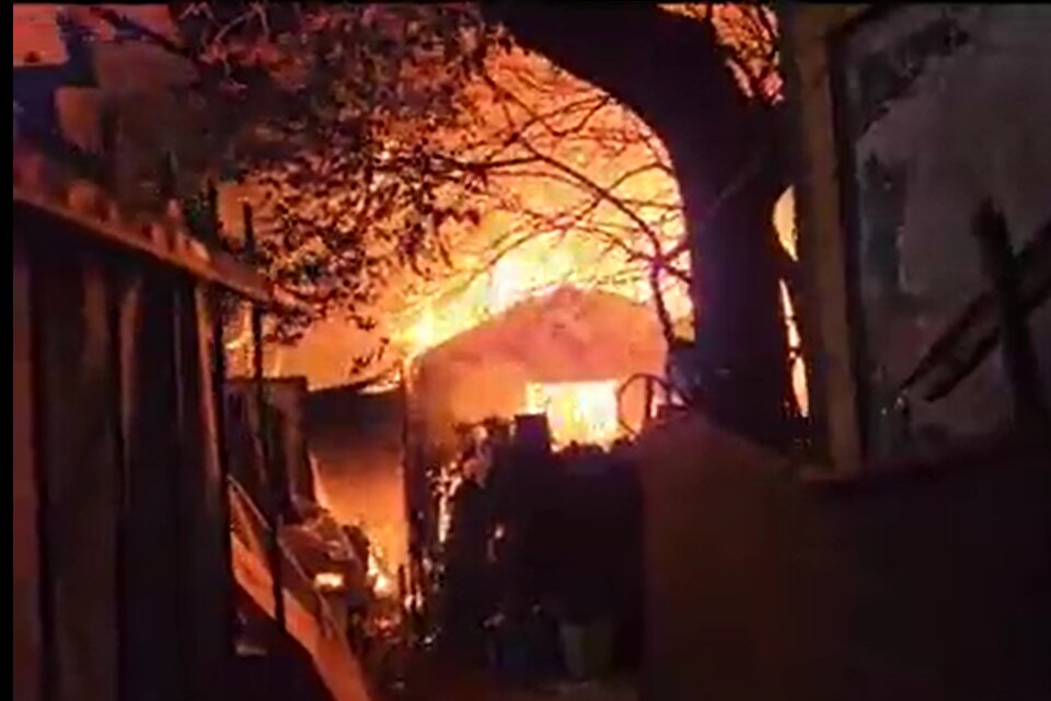 Se incendió un asentamiento en el barrio porteño de Villa Crespo, en el límite con Chacarita. (Foto: captura de video)