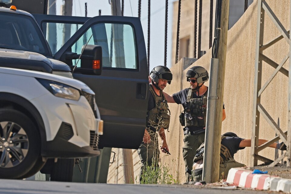 Fuerzas israelíes revisan la escena del hecho en Nablus.
