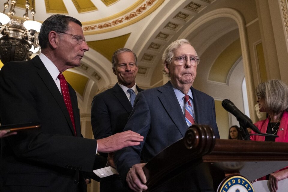 McConnell regresó varios minutos después y les dijo a los periodistas que se sentía bien (Fuente: AFP)