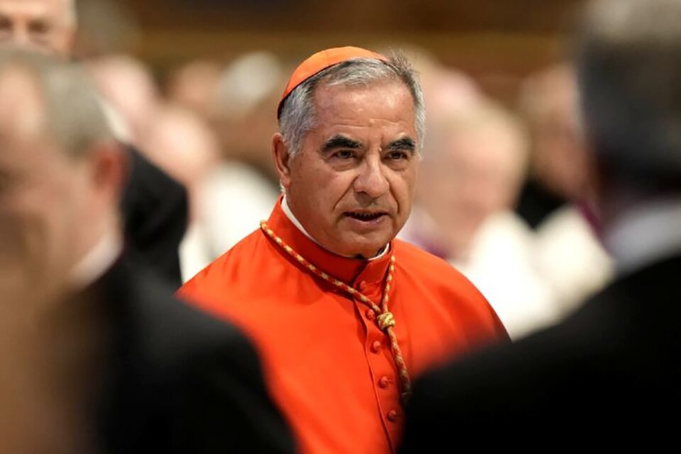 El cardenal Angelo Becciu, acusado de varios delitos. (Fuente: AFP)