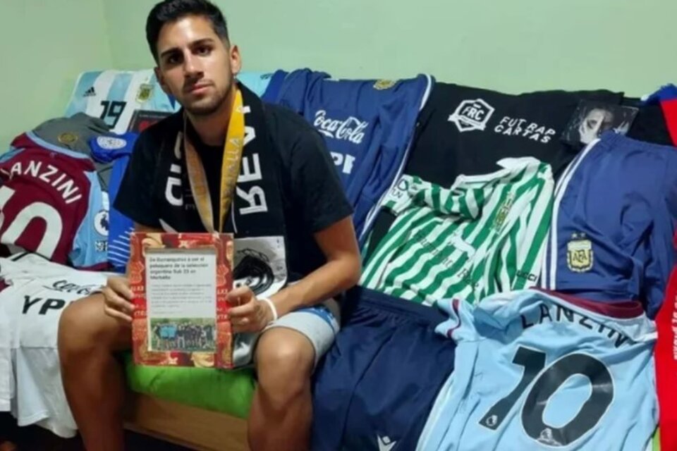 Erenesto Fontanet rodeado de camisetas de jugadores argentinos en Europa.