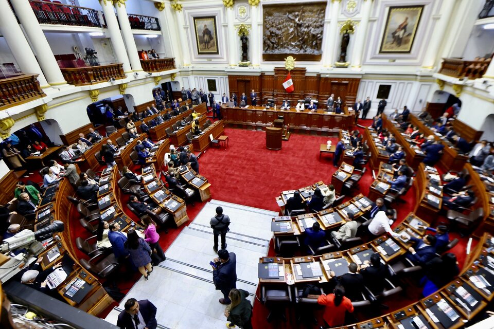 En el Congreso de Perú suceden alianzas insólitas. (Fuente: EFE)