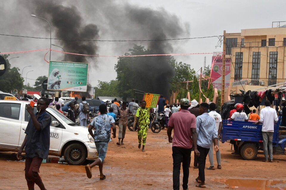 Militares asaltan la sede delpartido del presidente en Niamey. (Fuente: AFP)
