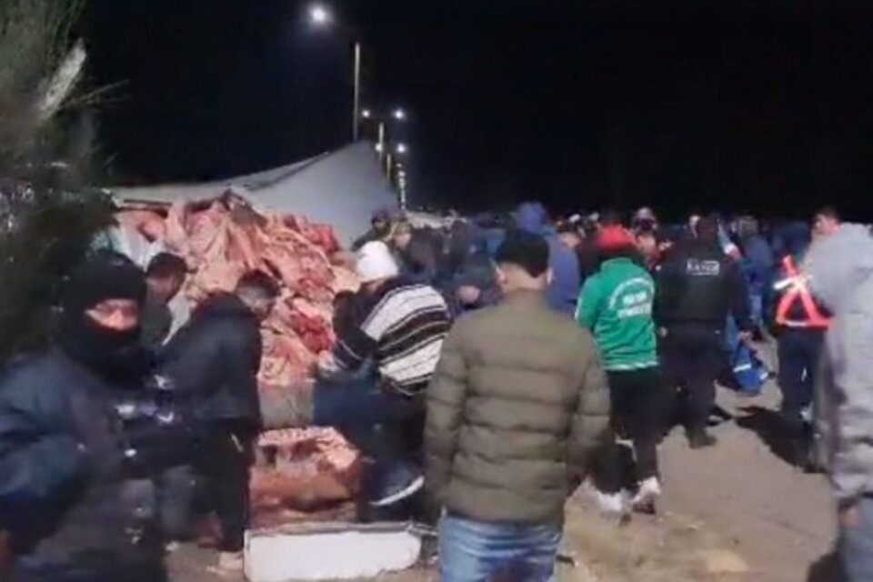 Vecinos se llevaron la carga de carne de un camión que volcó en San Luis. Imagen: captura de TV