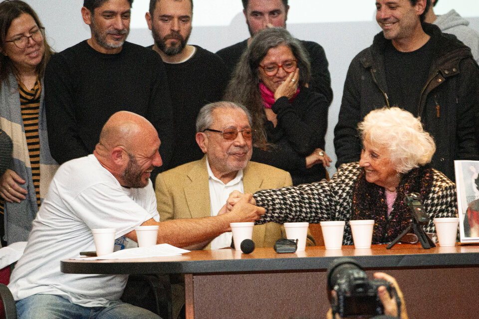 Estela de Carlotto saluda a Miguel "Tano" y Julio Santucho, hermano y papá del nieto 133 recuperado este viernes. (Fuente: Bernardino Avila)