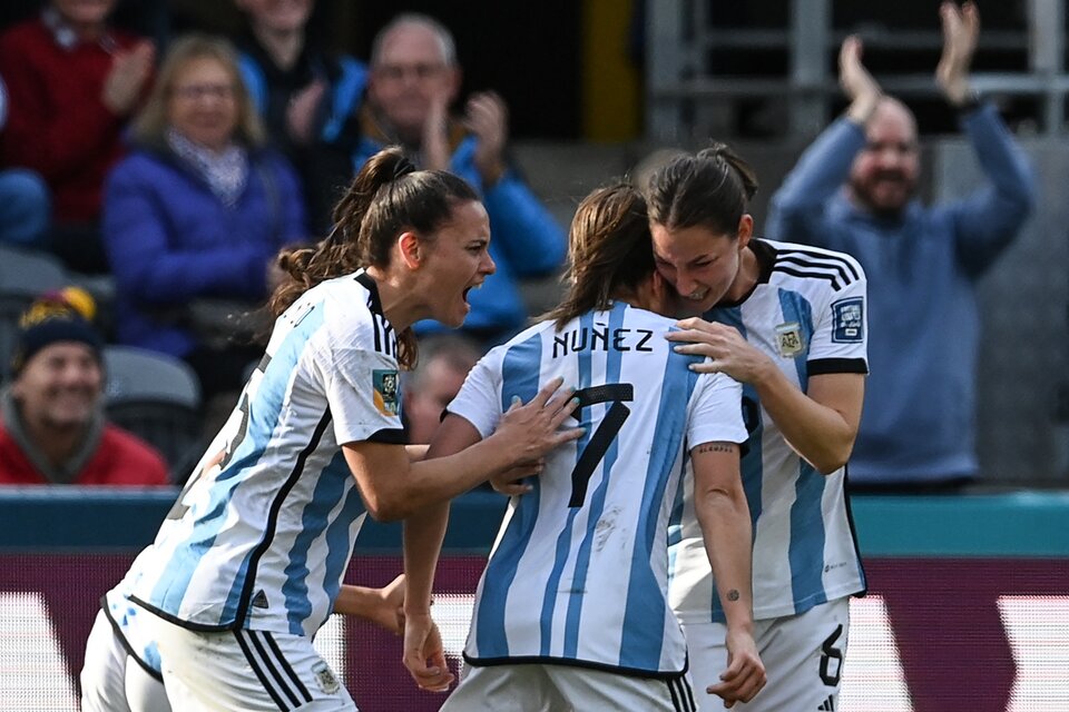 Bonsegundo y Cometti felicitan a Núñez por el gol del 2-2 ante Sudáfrica (Fuente: AFP)