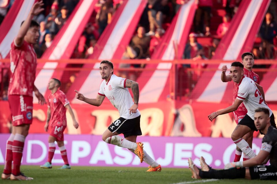 Méndez sale corriendo para festejar un gol (Fuente: Fotobaires)