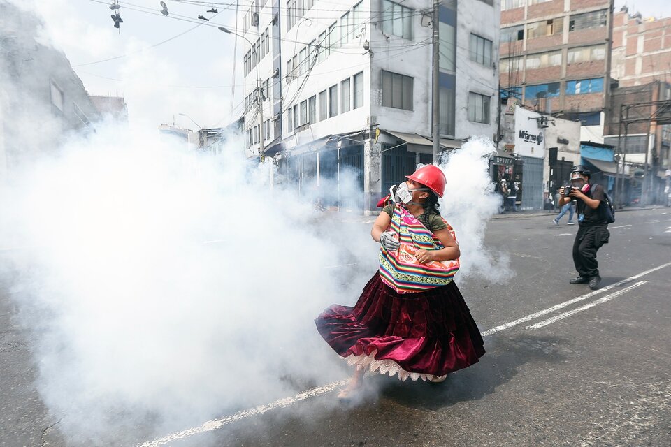 Manifestantes chocan con policías hoy, en el centro de Lima.  (Fuente: EFE)