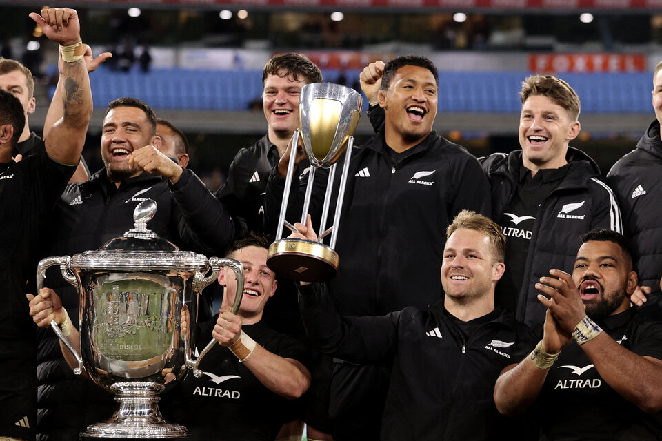 Los campeones celebran con el trofeo del Rugby Championship.  (Fuente: AFP)
