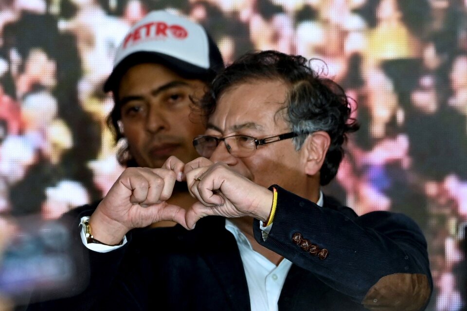 Gustavo Petro acompañado por su hijo Nicolás, celebrando la victoria en las elecciones en la sede de campaña de Bogotá, en mayo de 2022