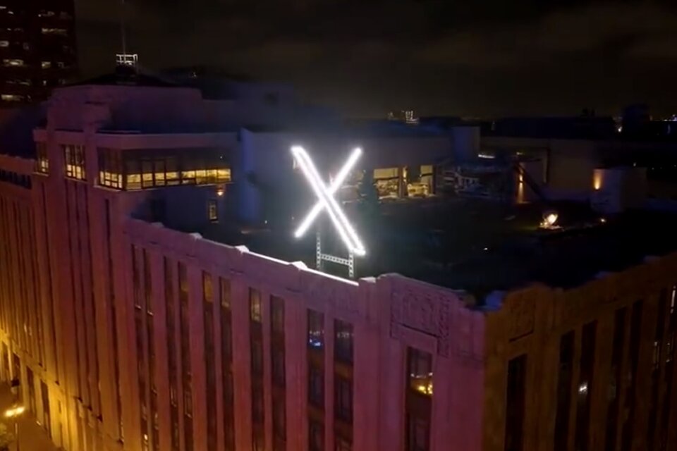 La X de Twitter se alza en lo alto de la sede central de San Francisco. (Foto: captura de pantalla Twitter / @elonmusk)