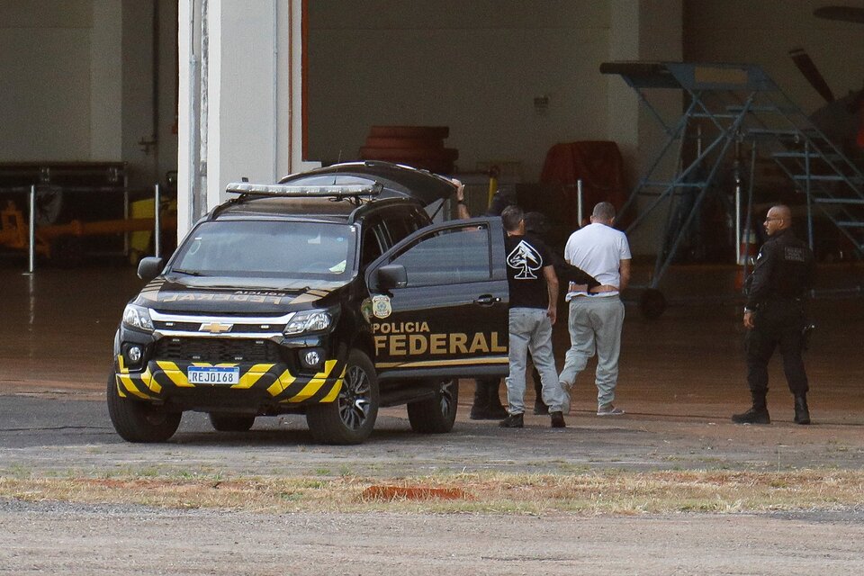 Simoes Correa es escoltado por policías luego de su detención. (Fuente: AFP)