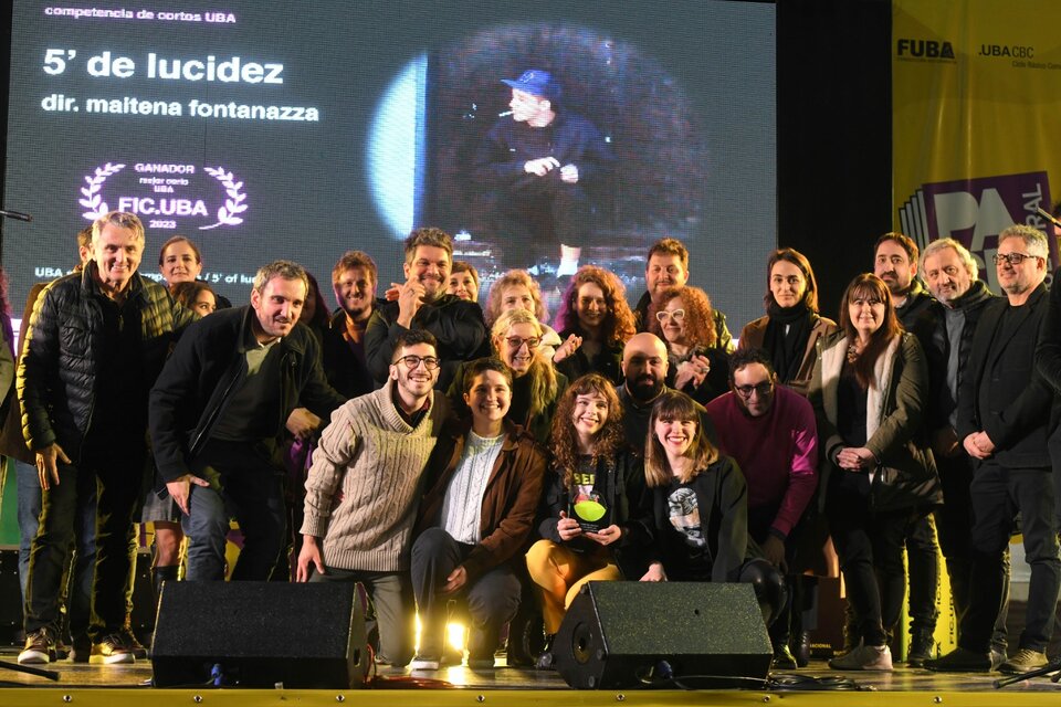 El equipo de 5' de lucidez, de Maitena Fontanazza, que ganó la competencia de Cortos UBA. (Fuente: Enrique García Medina)