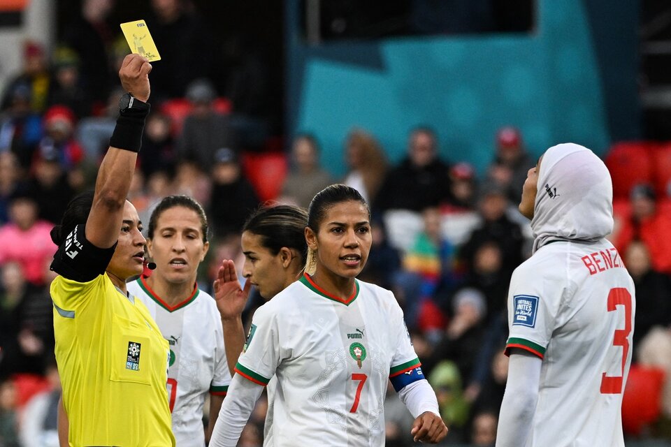 La marroquí Benzina se ganó la amarilla sobre el final del partido. El hiyab, también con sponsor (Fuente: AFP)