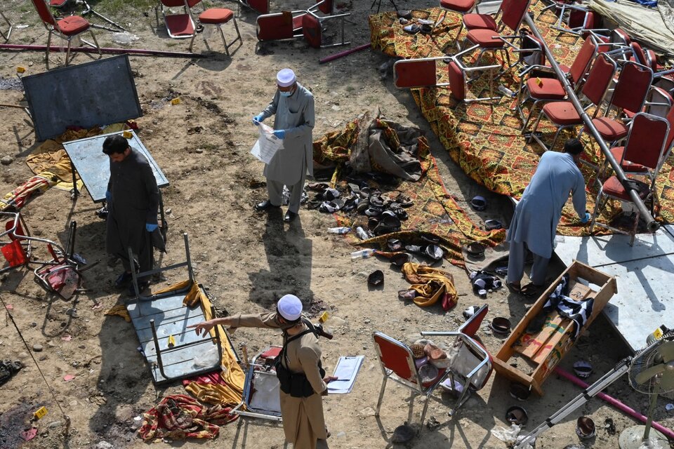 Los investigadores examinan el lugar del atentado. (Fuente: AFP)