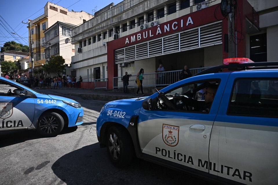 Patrulleros estacionados frente al hospital de Río a donde fueron llevados los policías heridos en el operativo. (Fuente: AFP)