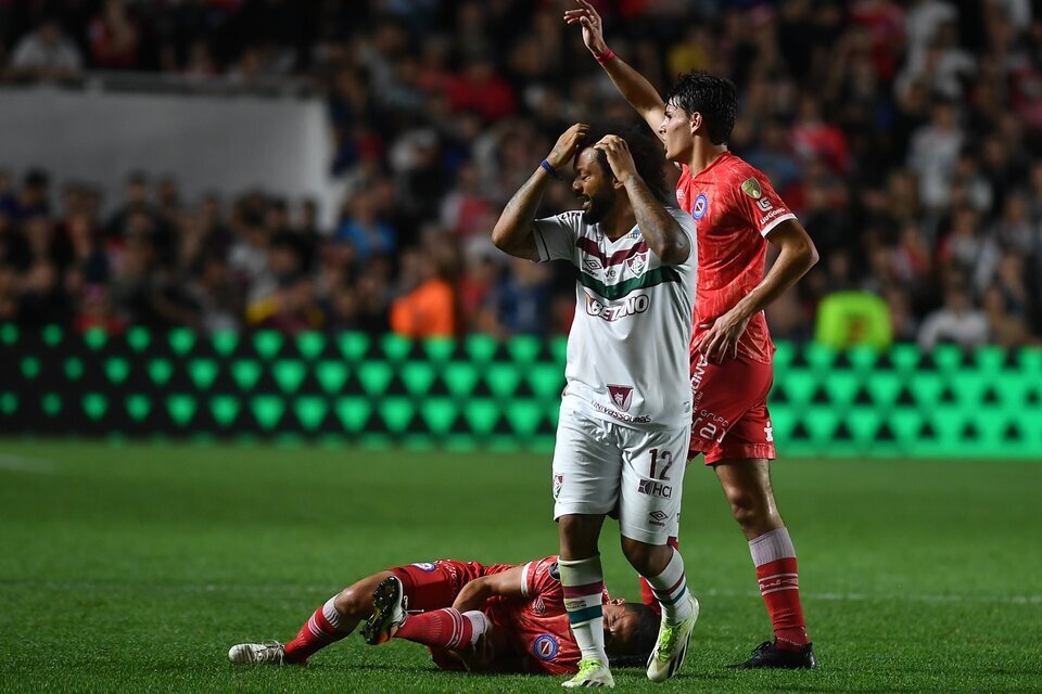 Momento de la impactante lesión de Luciano Sánchez y Marcelo, el exReal Madrid, que se toma la cabeza tras pisarlo. (Fuente: Télam)