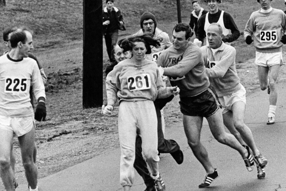 Kathy Switzer, empujada por otros corredores en la maratón de Boston