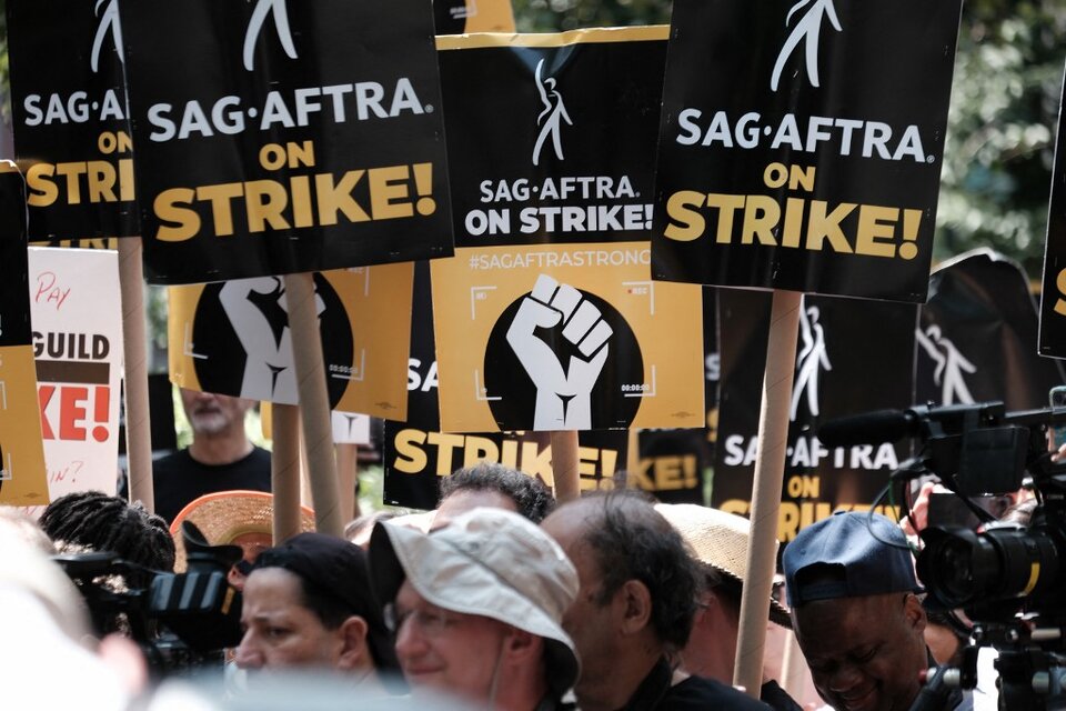 Piquetes frente a las oficinas de HBO y Amazon en Nueva York por la huelga de actores (Fuente: AFP)