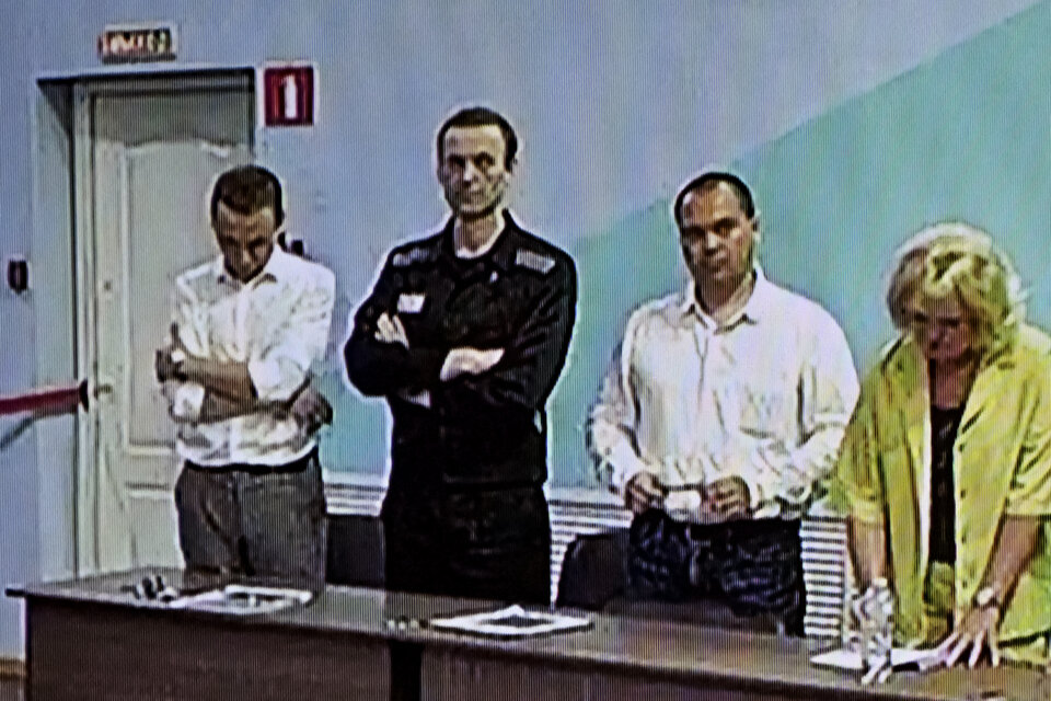 Navalny (segundo, izquierda) escucha el veredicto del juez.   (Fuente: AFP)