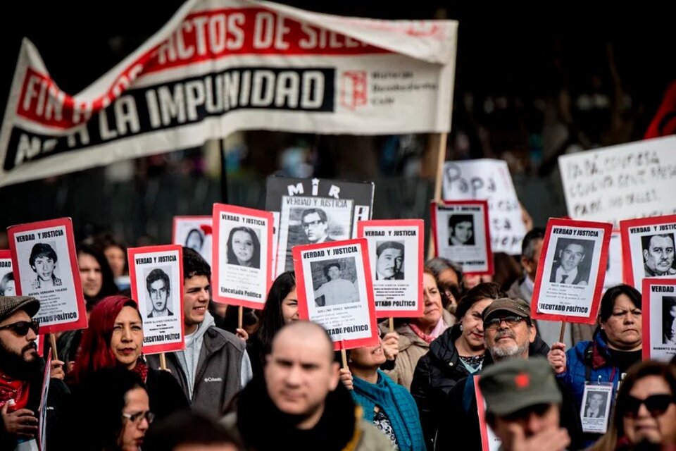 Marcha en reclamo de justicia para las víctimas de Pinochet.  (Fuente: AFP)