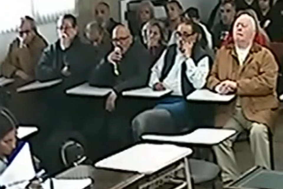 Antonio Marcos Ochoa Albornoz, en el centro de cinco acusados, con el micrófono en la mano. (Fuente: Captura de vídeo )