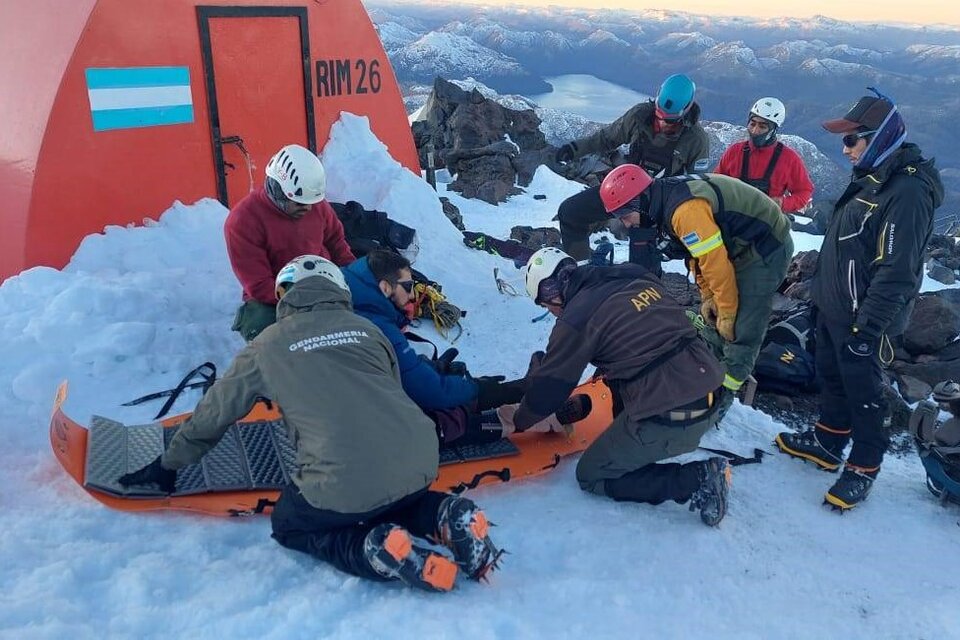 Efectivos del Grupo Especializado en Alta Montaña del Escuadrón 33-San Martín de Los Andes de Gendarmería rescatando al joven (Foto: Diario Río Negro).