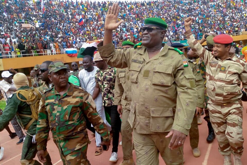 El general Mohamed Toumba, uno de los dirigentes de la junta golpista, saluda a seguidores.  (Fuente: EFE)