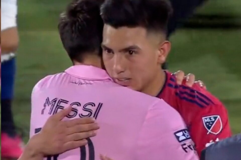 El abrazo de Velasco y Messi tras el partido