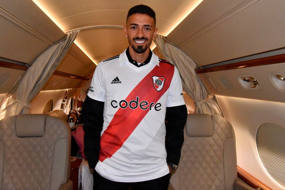 Lanzini llegó con la camiseta de River puesta en el avión (Fuente: Prensa River)