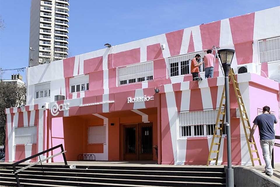 La actual fachada del CEC tiene un tono rosa, y fue inaugurada hace seis años.