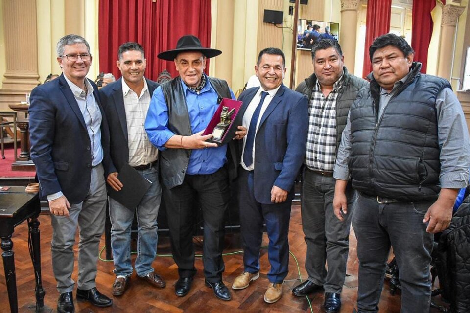 El Chaqueño, flaqueado por Esteban Amat, Balderrama, Pantaleón, Osbaldo Acosta y Rogelio Segundo.   