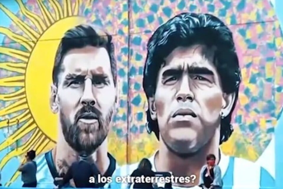 El fragmento del video en el que se ve un mural de Messi y Maradona. 