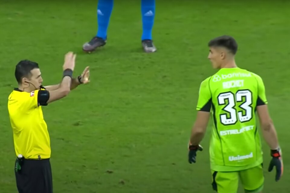 El momento de la decisión arbitral que anuló el penal de Solari en River vs Inter de Porto Alegre por la Copa Libertadores. (Foto: captura de TV)