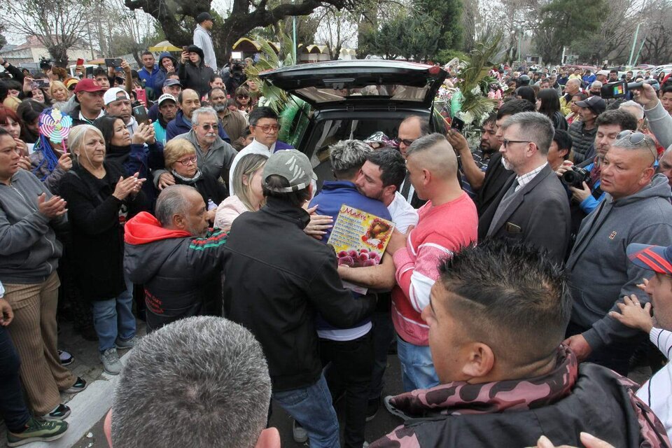 Familiares, amigos y vecinos de Lanús despidieron a Morena en el cementerio municipal (Fuente: Bernardino Avila)