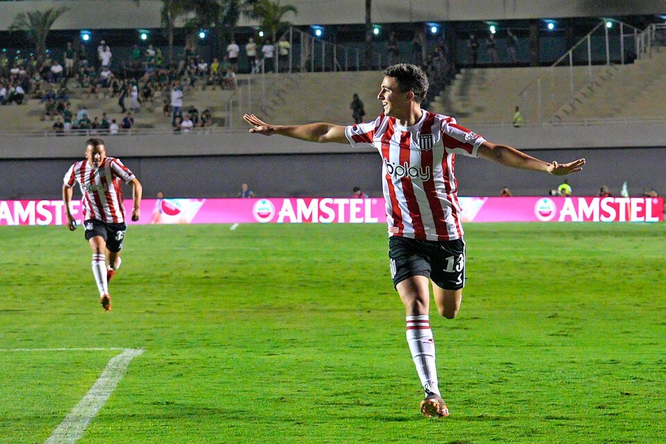 Gastón Benedetti festeja el primer gol (Fuente: Prensa Estudiantes)