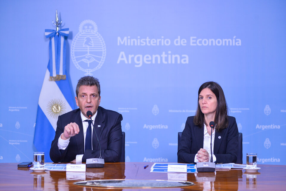 Sergio Massa, ministro de Economía y precandidato a presidente, y Fernanda Raverta, titular de ANSES.