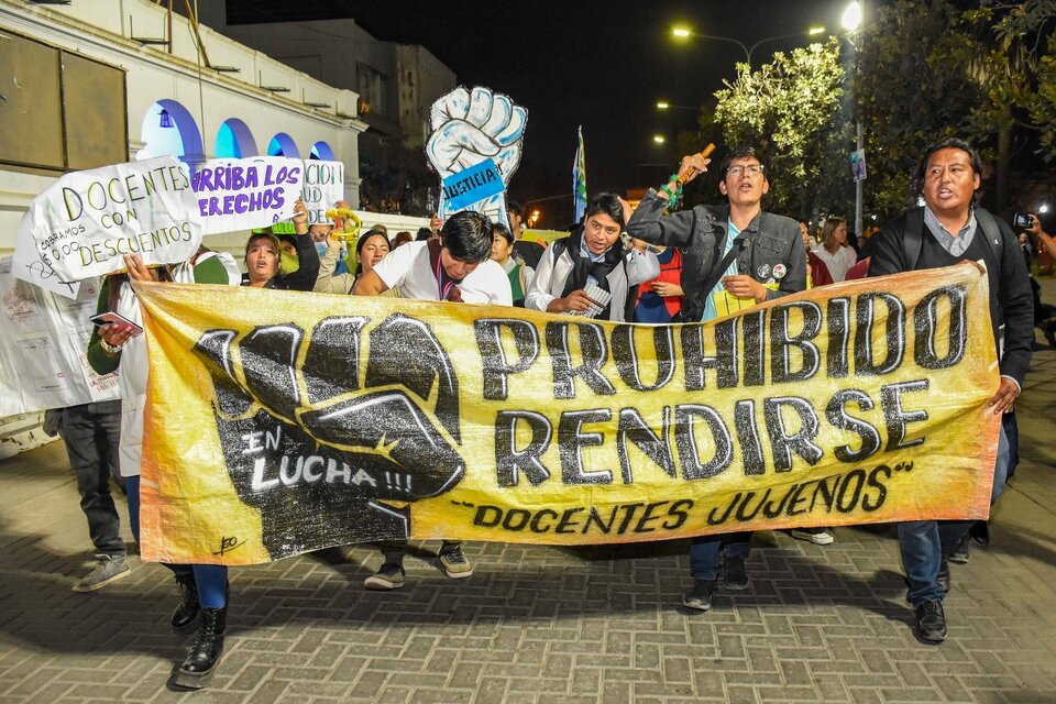 Los docentes protestaron en San Salvador contra los cuantiosos descuentos salariales por haber parado.