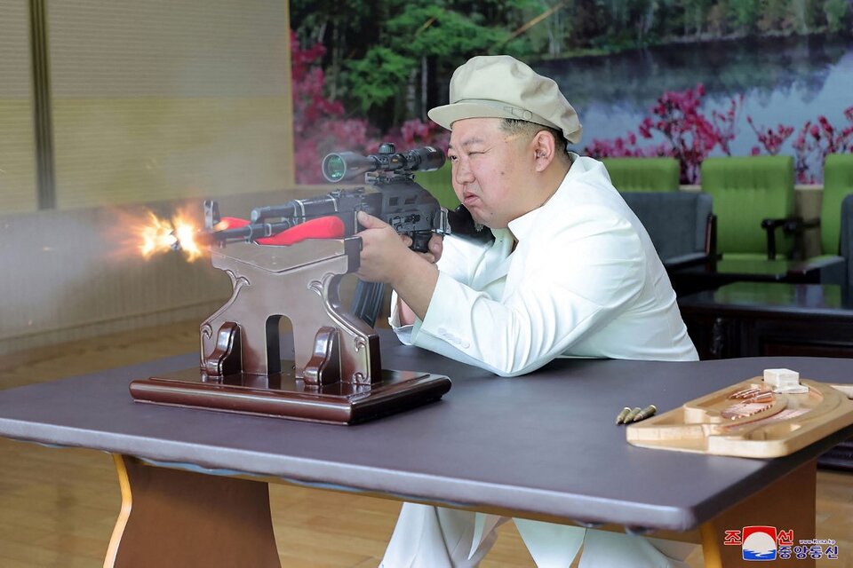Kim ordenó además organizar simulacros de guerra reales para operar con eficacia armas y nuevo equipamiento (Foto: AFP/KCNA VIA KNS)