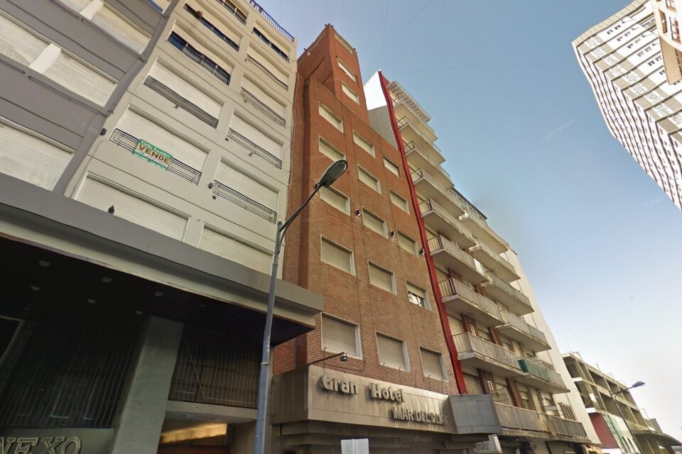 La joven cayó del octavo piso hacia un patio interno del hotel. (Foto: captura de pantalla Google Maps)
