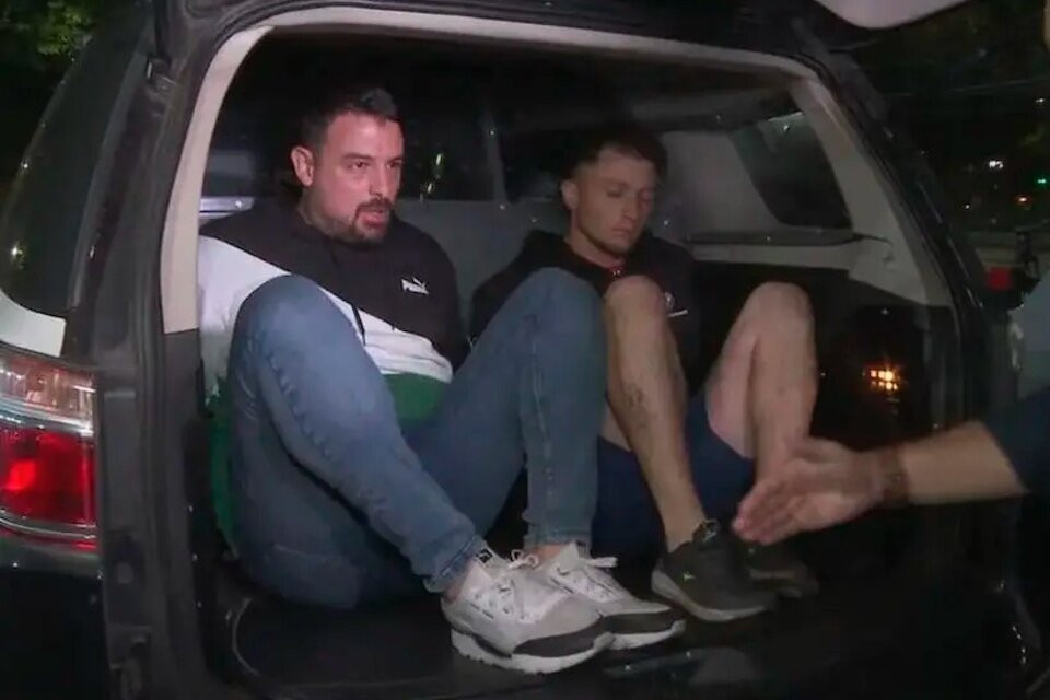 Los hinchas de San Lorenzo detenidos, al momento del traslado (Fuente: Captura de vídeo )