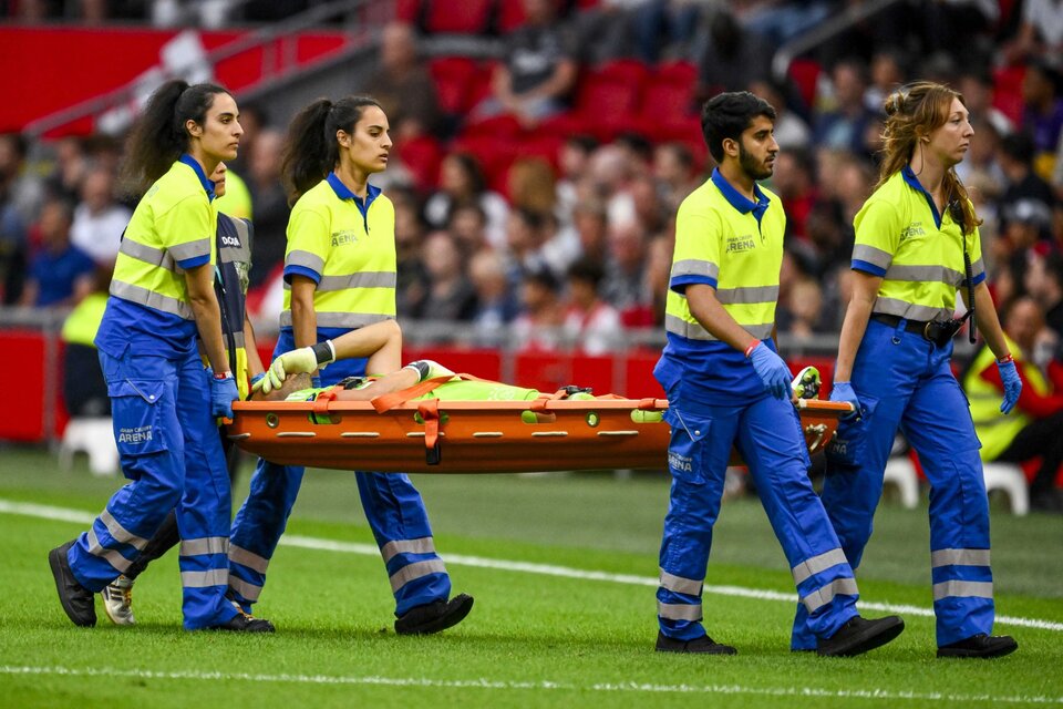 Gerónimo Rulli es retirado en camilla en el Ajax (Fuente: EFE)