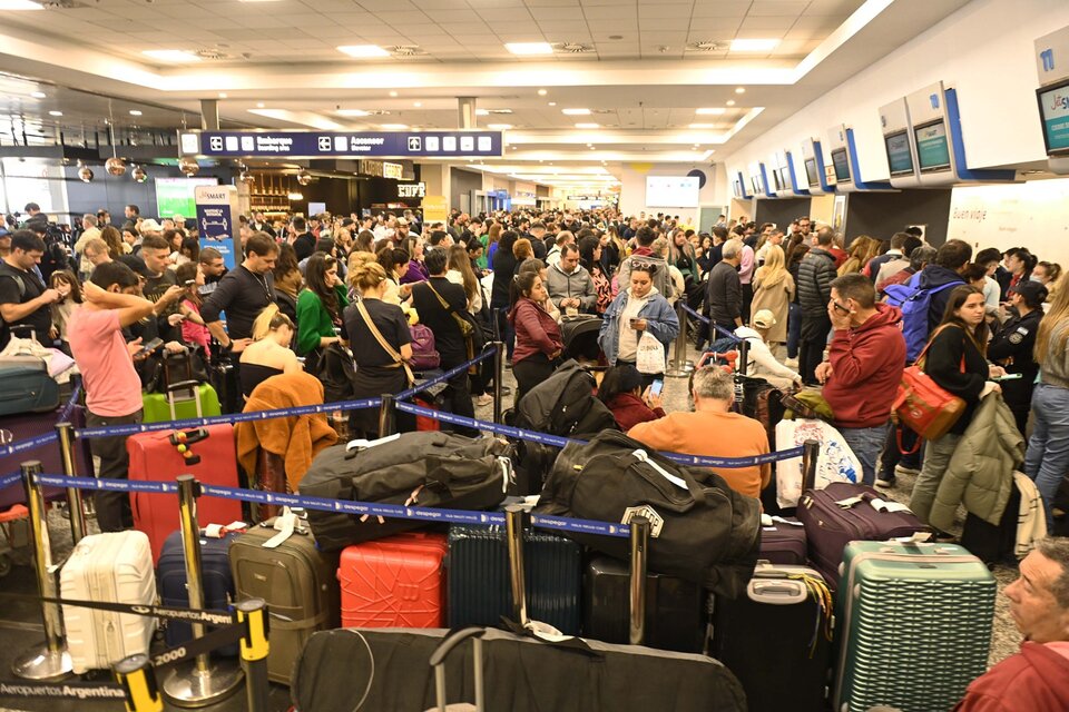 Miles de pasajeros afectados el paro de maleteros en Aeroparque y Ezeiza (Fuente: Télam)