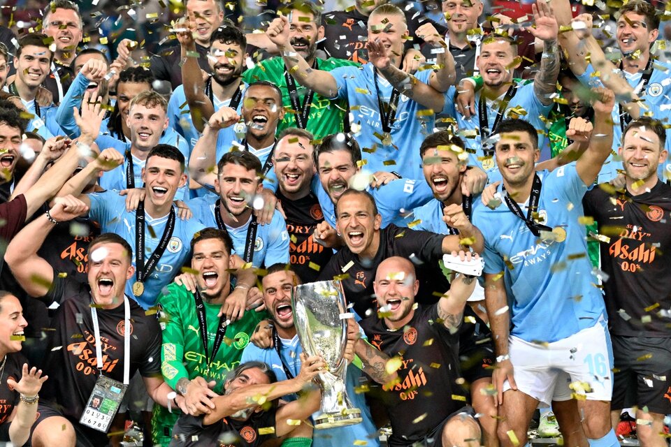 El plantel del City festeja un nuevo campeonato (Fuente: AFP)