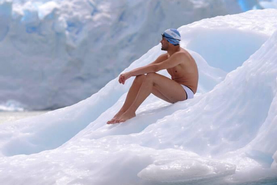 Matías Ola, nadador de aguas abiertas en el Glaciar Perito Moreno.